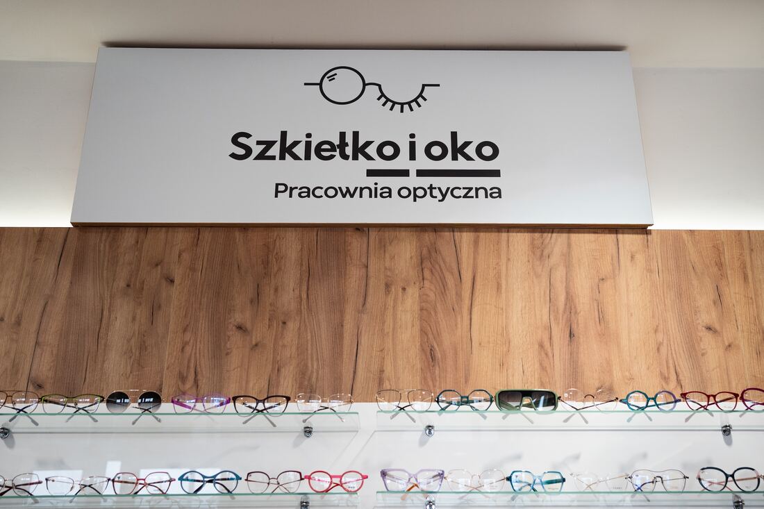 Wnętrze salonu optycznego Szkiełko i Oko